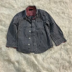 Collared shirt checkerboard print.
